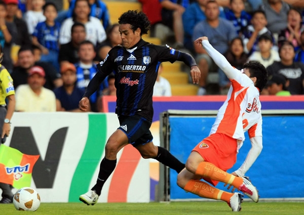 Héctor Altamirano intenó por las bandas.