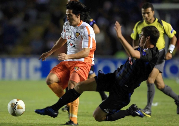 Isaac Ortíz disputando el balón.