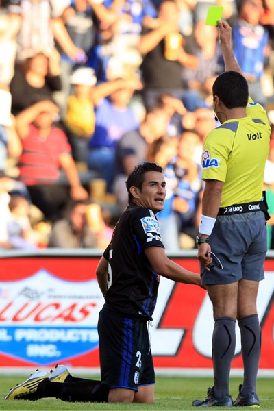 Jorge Cárdenas es amonestado por Arellano.