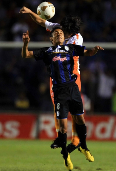 Julio Nava estuvo muy activo por arriba.