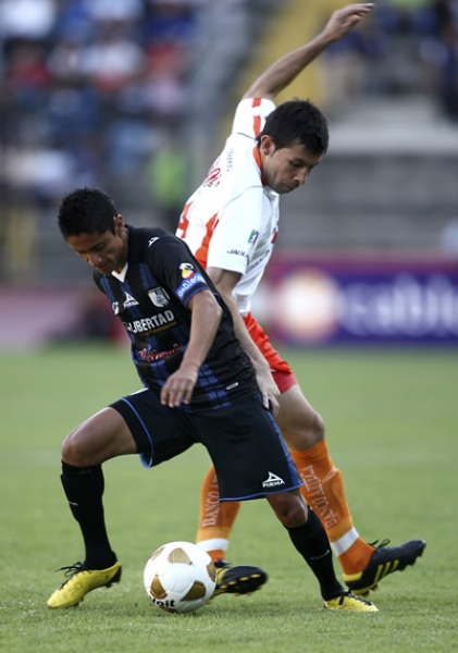 Julio Nava protege el balón de Ismael Fuentes.
