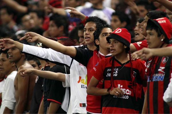 La afición rojinegra nunca dejo de apoyar.