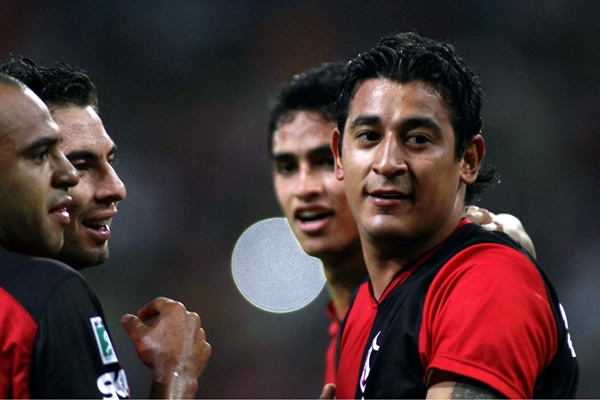 Los jugadores de Atlas felicitan a Moreno.