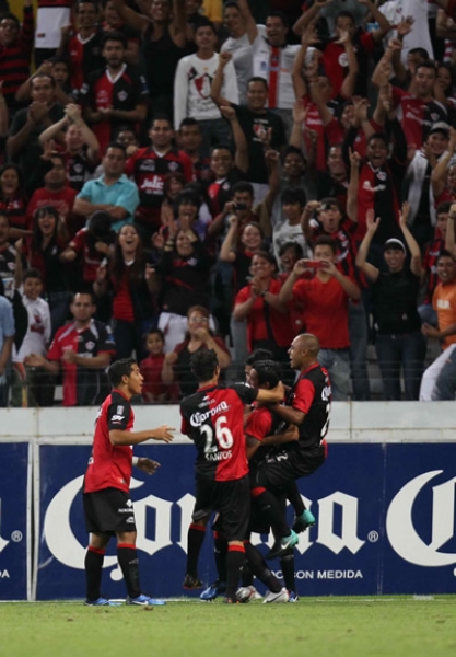 Los zorros celebran la tercera anotación.