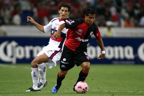 Michael Ortega logra burlar a Johan Fano.