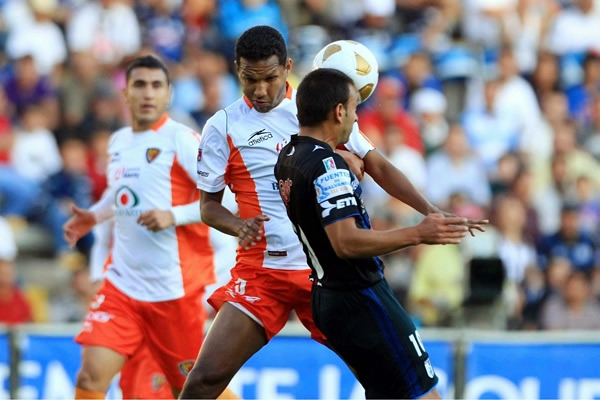 Omar Serrano peleó todos los balones por arriba.