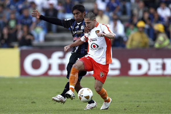 Ricardo Alcala trata de frenar a Danilinho.