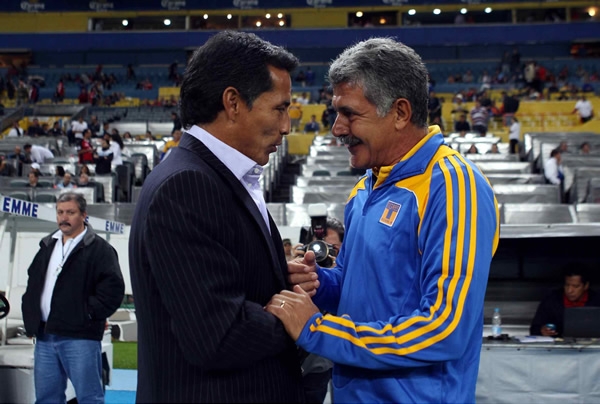Ricardo Ferreti y Benjamín Galindo se saludaron previo al partido.