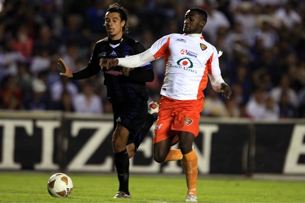 Rodrigo Iñigo pelea el balón con Jackson Martínez.