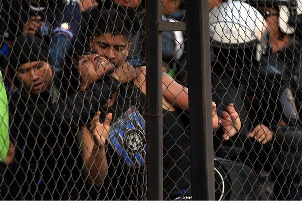 Seguidores de Querétaro generaron violencia en la tribuna.