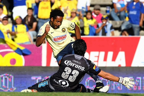 Alexandro Álvarez firme en su arco.