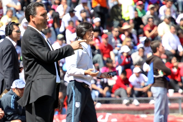 Amparán, dando indicaciones a sus pupilos