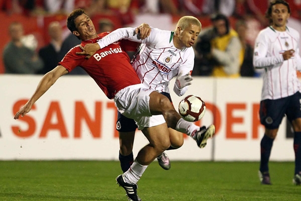 El Bofo luchó para lograr conseguir el gol.El Bofo luchó para lograr conseguir el gol.