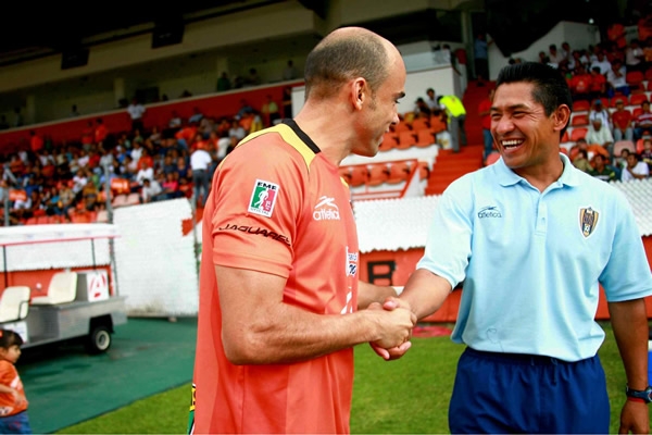 Carlos Ochoa y Nacho Ambríz se saludaron antes del partido.