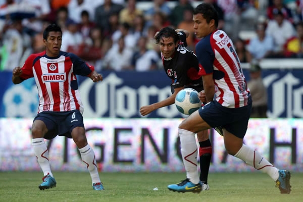Chivas sufrió con los avances rojinegros