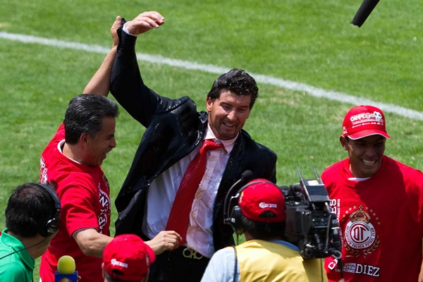 El estratega fue cargado en hombros.