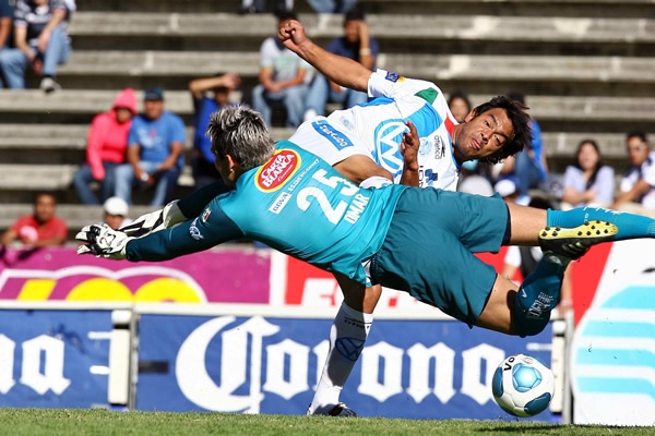 El Gato luchó para defender su arco