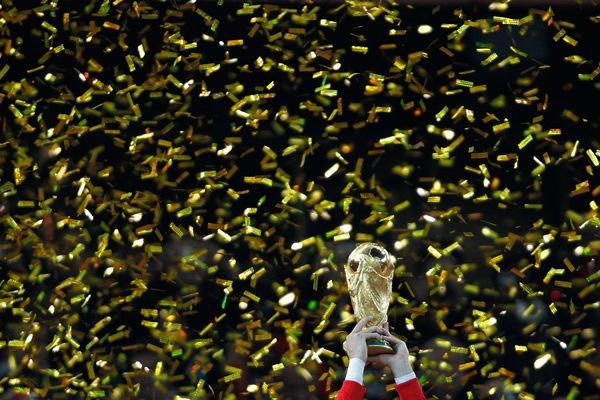 El trofeo en todo lo alto.