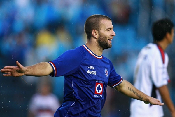 Emanuel Villa subió el 2-0 al marcador