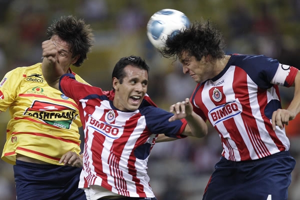 Espectacular postal del duelo aereo