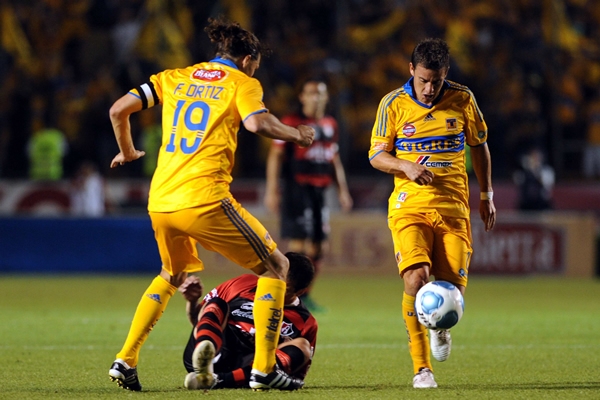 Fernando Ortiz usa la fuerza para quitar la pelota.
