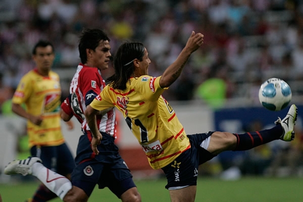 Foto de acción del partido Chivas-Morelia