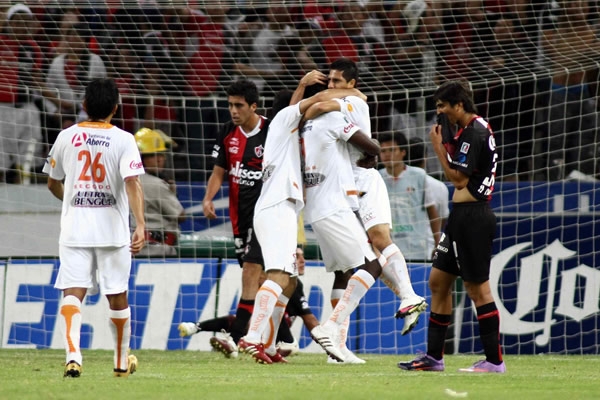 Golazo de Jackson Martínez para inagurar el marcador