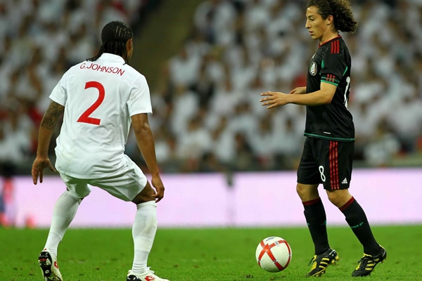Guardado, buscando quitarse la defensa