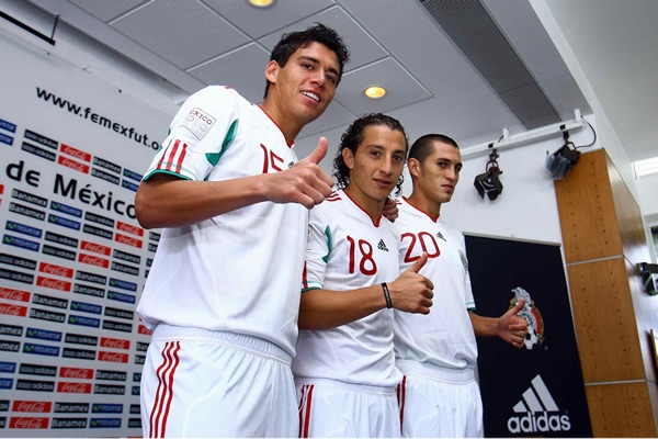 Hector Moreno, Andrés Guardado y Jorge Torres Nilo presentaron la playera