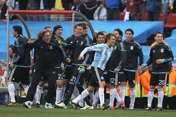 Heinze perdió el control y festejó con todo