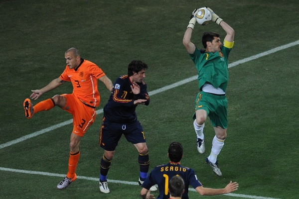 Iker detuvo todo.
