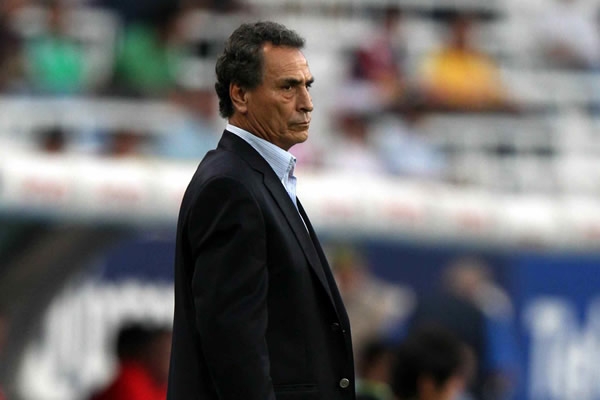 José Luis Real atento al partido