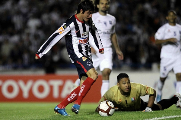 Justo cuando hace la gran jugada del gol.