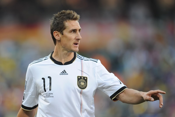 Klose dando indicaciones a sus compañeros.