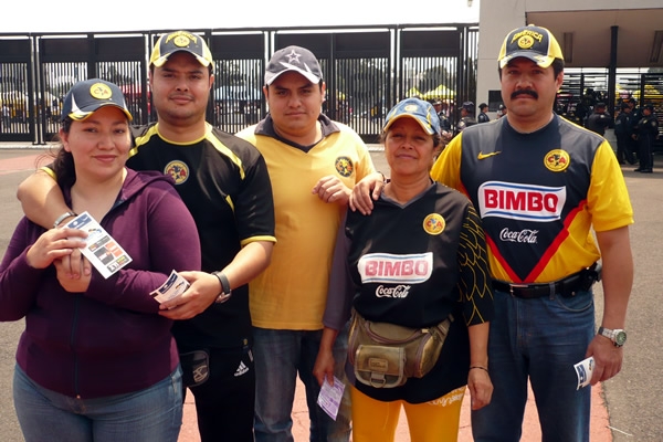 La afición Águila espera que la tarde sea memorable.