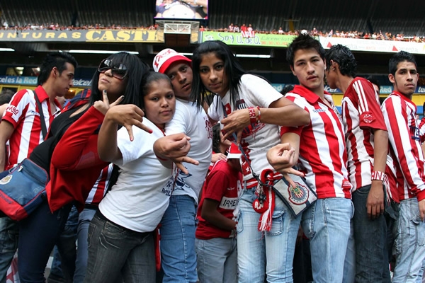 La afición de Chivas apoyó desde temprano
