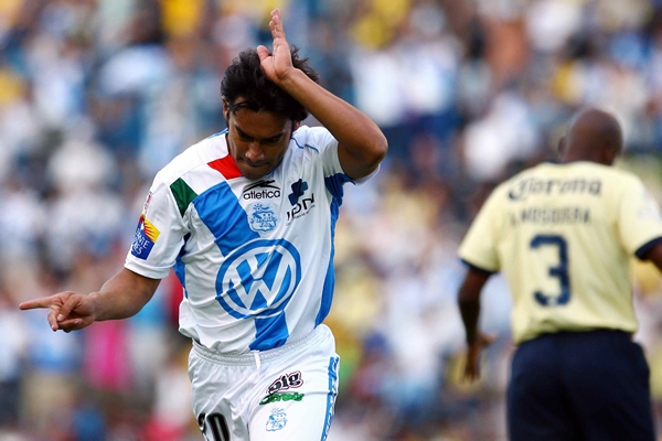 Le Pescadito Ruíz con su clásico festejo por el gol.