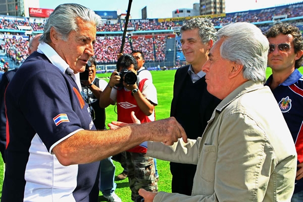 Lebrija saluda a Compeán antes del inicio del partido