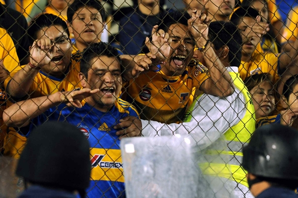 Los aficiondos explotaron ante el técnico de los universitarios.