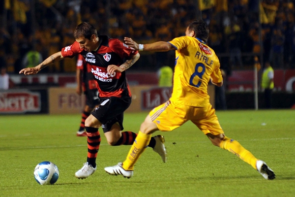 Lucas Ayala intenta detener al universitario.