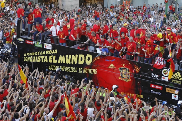 Miles de aficionados recibieron al equipo.