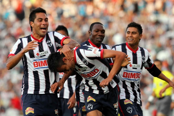Monterrey venció a las Chivas y alcanzó el liderato