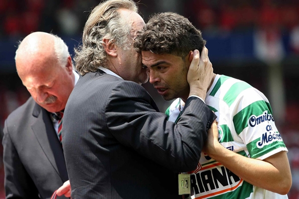 Morales lloró en los brazos de Decio.