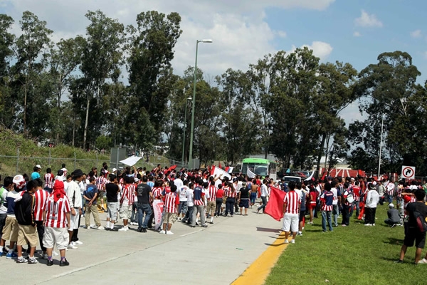 Mucha gente llegó en caravana al estadio