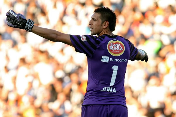 Orozco reclama a su zaga en el gol de Estudiantes