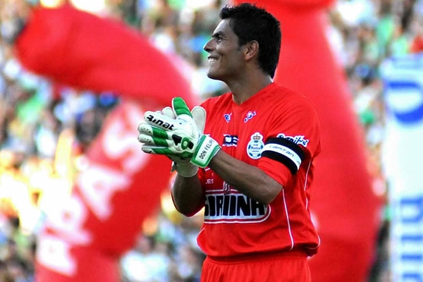 Oswaldo Sánchez festeja la victoria