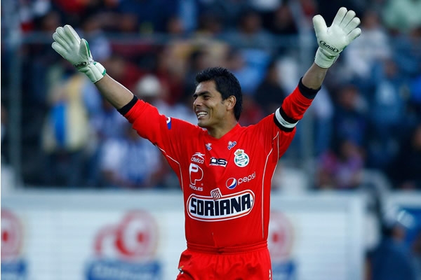 Oswaldo Sánchez festeja la victoria