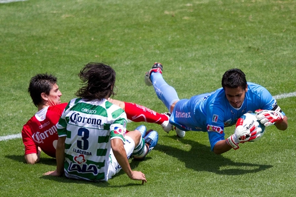 Oswaldo se queda con la pelota sin problemas.