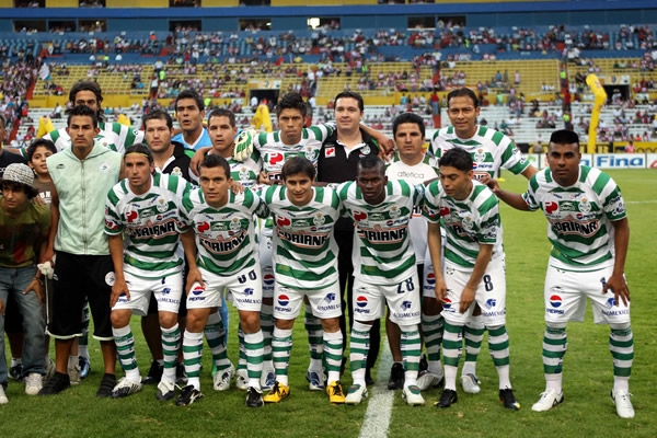 Santos posa para las cámaras