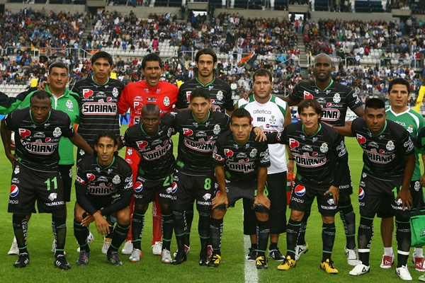 Santos posa para las cámaras antes del inicio del partido